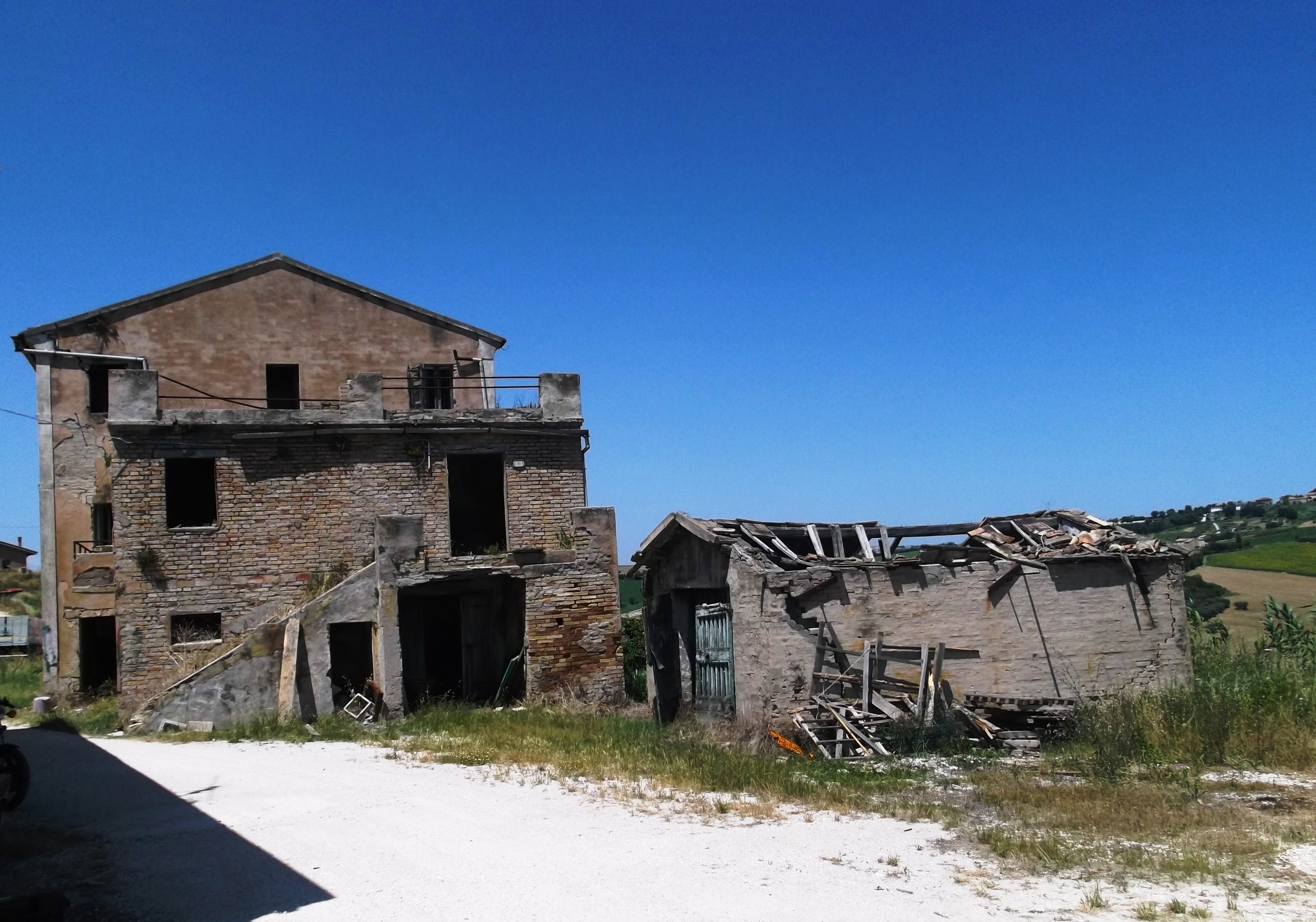 CASALE CON CORTE IN POSIZIONE PANORAMICA