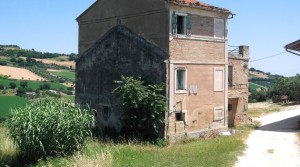 casale marchigiano con corte e vista mare contrada castelletta potenza picena agenzia immobilliare parigi 01