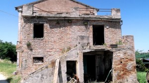 casale marchigiano con corte e vista mare contrada castelletta potenza picena agenzia immobilliare parigi 10