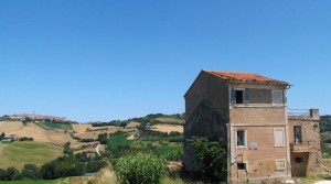casale marchigiano con corte e vista mare contrada castelletta potenza picena agenzia immobilliare parigi 11