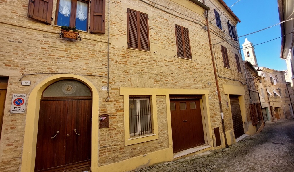CASA CIELO-TERRA CON GARAGE E TERRAZZO