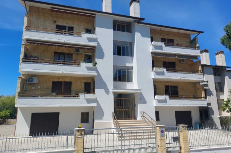 APPARTAMENTO CON DOPPI SERVIZI, GARAGE E SOFFITTA